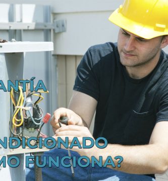 Muestra un técnico reparando una unidad exterior de aire acondicionado y un texto que muestra el siguiente texto: Garantía del aire acondicionado ¿cómo funciona?